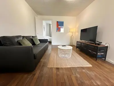 Télévision ou salle de divertissement dans l'établissement Appartement à Reims - Wi-Fi & Netflix