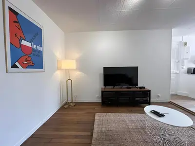 Télévision ou salle de divertissement dans l'établissement Appartement à Reims - Wi-Fi & Netflix