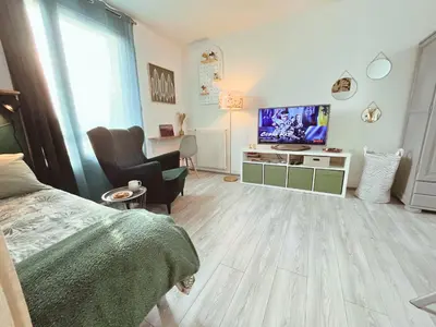 Télévision ou salle de divertissement dans l'établissement Le Petit Margny - 8mn de la gare, place de parking sécurisée - Your Sweet Loc