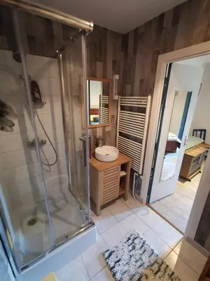 Salle de bains dans l'établissement La maison du bonheur