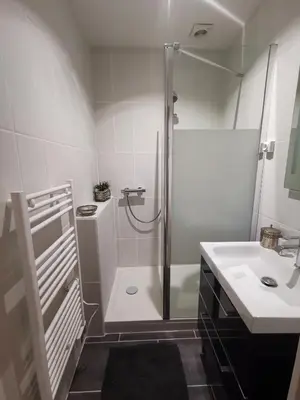 Salle de bains dans l'établissement La maison du bonheur