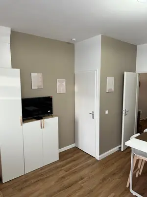 Télévision ou salle de divertissement dans l'établissement Casa Armando, beau F2, 2 places de parking clos, proche Disneyland