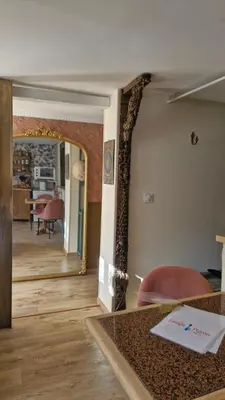 Coin salon dans l'établissement Gîte indépendant et intimiste dans une Maison d'artistes, 3 min de la Ferté-sous-Jouarre, 42 min de Paris TER, 35 min de Disney, 10 min de l'A4