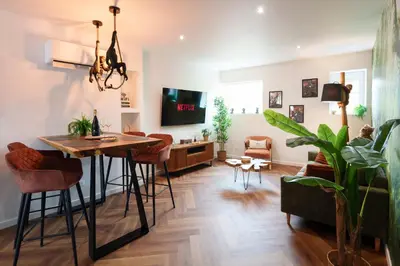 Télévision ou salle de divertissement dans l'établissement Jungle Évasion, Épernay - Jacuzzi & Sauna