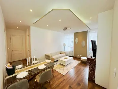 Coin salon dans l'établissement Champagne Haven Elegant Stay in City Center