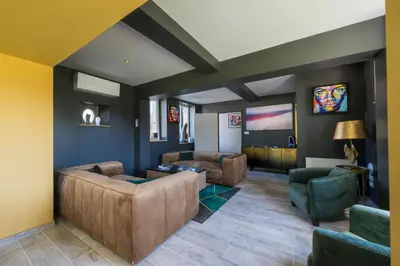 Coin salon dans l'établissement L'Artbanne - Le domaine