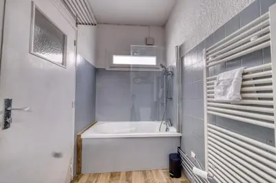 Salle de bains dans l'établissement La boiserie Rémoise
