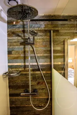 Salle de bains dans l'établissement Logis Le Cheval Rouge