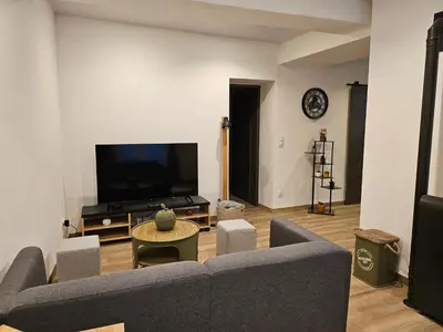 Télévision ou salle de divertissement dans l'établissement Chez Mamie Café