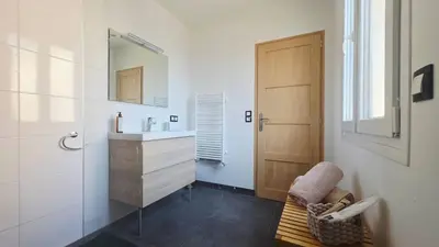 Salle de bains dans l'établissement LÉchappée ZAisne jacuzzi et sauna