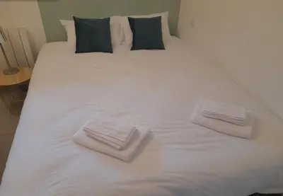 Un ou plusieurs lits dans un hébergement de l'établissement Studio Cosy 15 m2 au fond du jardin