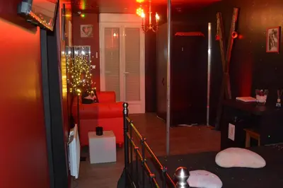 Coin salon dans l'établissement LOVEROOM avec JACCUZI Villa Les Pins
