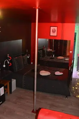 Coin salon dans l'établissement LOVEROOM avec JACCUZI Villa Les Pins