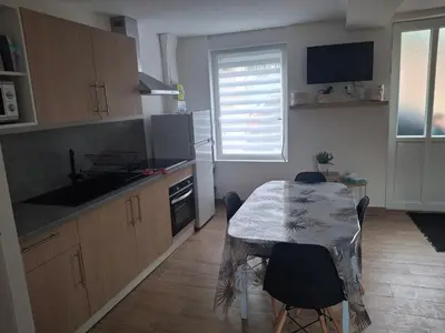 Cuisine ou kitchenette dans l'établissement La p'tite Nesloise