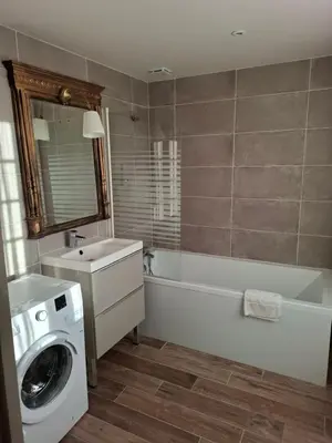 Salle de bains dans l'établissement residence Saint Eloi