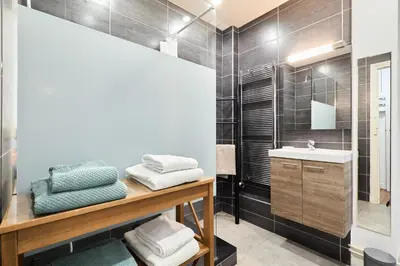 Salle de bains dans l'établissement Suite Vesle