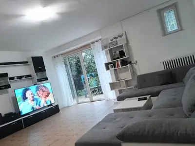 Télévision ou salle de divertissement dans l'établissement maison spacieuse à coulommiers 8 couchages