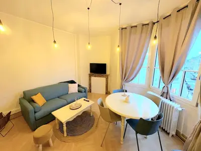 Coin salon dans l'établissement Appartement cosy au cœur de Saint Quentin