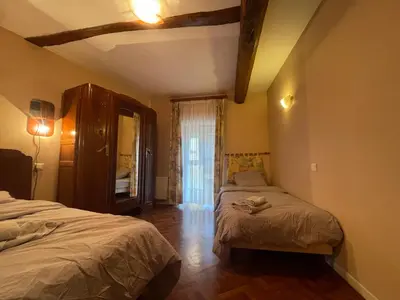 Un ou plusieurs lits dans un hébergement de l'établissement Sensation, chambre 2 lits pour 3 personnes, avec salle de bain privative