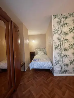 Un ou plusieurs lits dans un hébergement de l'établissement Sensation, chambre 2 lits pour 3 personnes, avec salle de bain privative