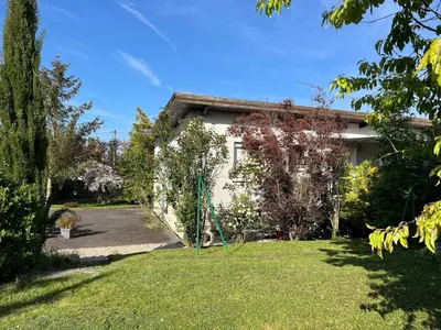 Jardin de l'établissement Maison familiale, 3 chambres avec grand jardin, au cœur de la Champagne - proche A26-Sortie 17