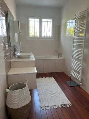 Salle de bains dans l'établissement Maison familiale, 3 chambres avec grand jardin, au cœur de la Champagne - proche A26-Sortie 17