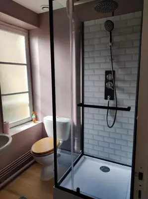 Salle de bains dans l'établissement Appartement 4 personnes proche du château fort
