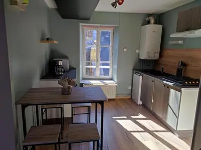 Cuisine ou kitchenette dans l'établissement Appartement 4 personnes proche du château fort