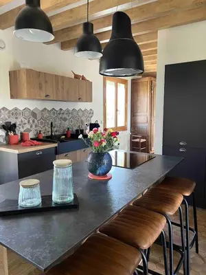 Cuisine ou kitchenette dans l'établissement La ferme du bois
