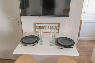 Télévision ou salle de divertissement dans l'établissement FLORA,centre Reims,parking privé