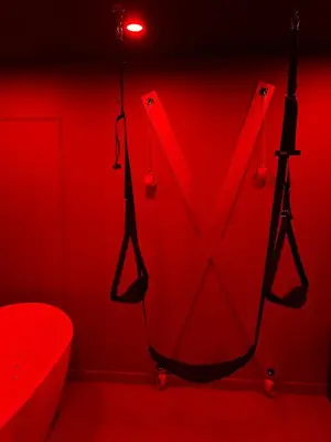 Salle de bains dans l'établissement Le boudoir rouge - Loveroom luxueuse pour couples