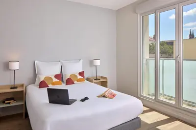 Un ou plusieurs lits dans un hébergement de l'établissement Quality Aparthotel Reims - Saint-Thomas