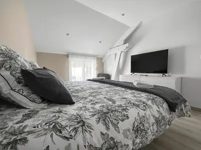 Un ou plusieurs lits dans un hébergement de l'établissement Maison cosy avec jardin & piscine chauffée