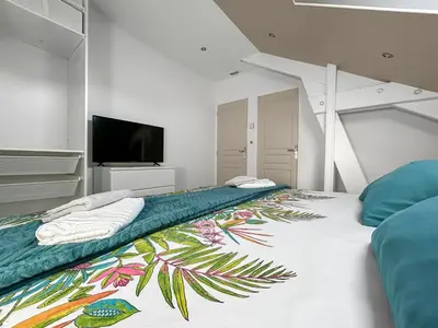 Télévision ou salle de divertissement dans l'établissement Maison cosy avec jardin & piscine chauffée