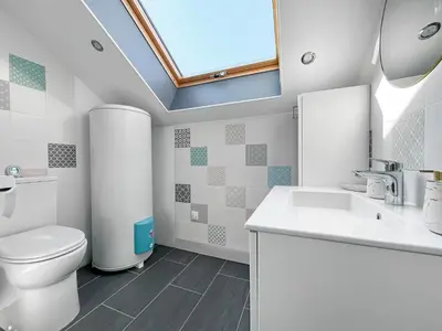 Salle de bains dans l'établissement Maison cosy avec jardin & piscine chauffée