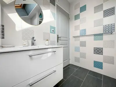 Salle de bains dans l'établissement Maison cosy avec jardin & piscine chauffée