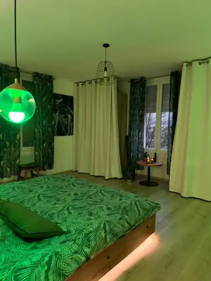 Coin salon dans l'établissement Loveroom en bords de Meuse