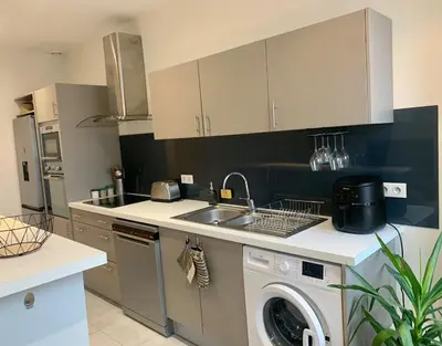 Cuisine ou kitchenette dans l'établissement Spacious and central apartment