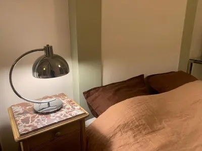 Un ou plusieurs lits dans un hébergement de l'établissement Spacious and central apartment