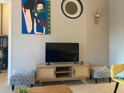 Télévision ou salle de divertissement dans l'établissement Très Bel appartement