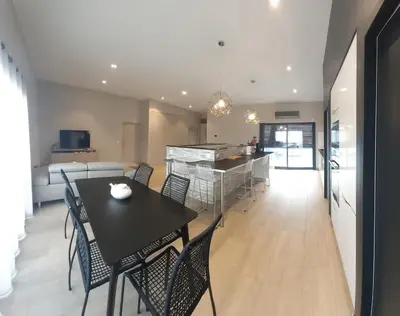 Cuisine ou kitchenette dans l'établissement Bel appartement 140m2, terrasse au calme 20m2
