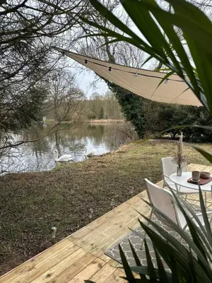Paysage naturel près de la tente de luxe