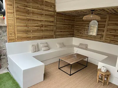 Coin salon dans l'établissement E Le clos des lumières, maison 13 pers avec jardin