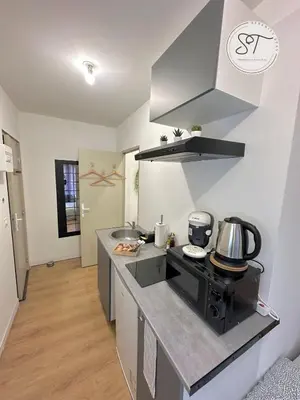 Cuisine ou kitchenette dans l'établissement Cosy Studio 4 - Serene Escape