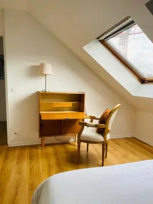 Un ou plusieurs lits dans un hébergement de l'établissement Appartement centre-ville Reims vue Cathédrale