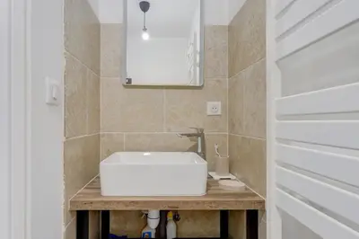 Salle de bains dans l'établissement La Clouterie - Face au ruisseau piscine privée