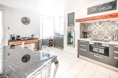 Cuisine ou kitchenette dans l'établissement Suite Premium 4 étoiles, spacieux avec sauna et extérieur