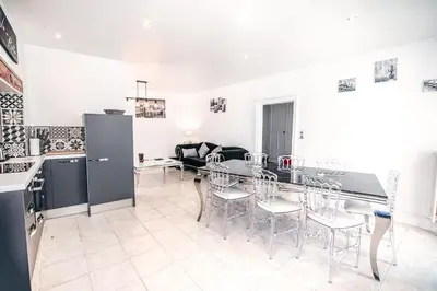 Coin salon dans l'établissement Suite Premium 4 étoiles, spacieux avec sauna et extérieur