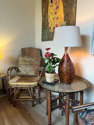 Coin salon dans l'établissement Artist Ernest Renoux's Atelier, Romantic Retreat