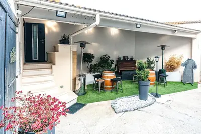 Coin salon dans l'établissement Gîte 4 étoiles avec sauna au coeur du vignoble - Louis le Tonnelier